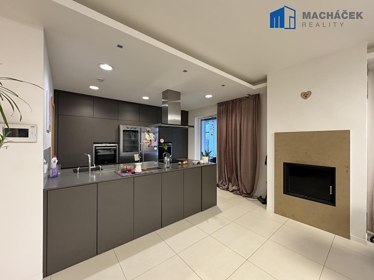Pronájem rodinného domu 261 m², pozemek 1 505 m² - foto 3