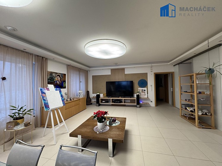 Pronájem rodinného domu 261 m², pozemek 1 505 m² - foto 5