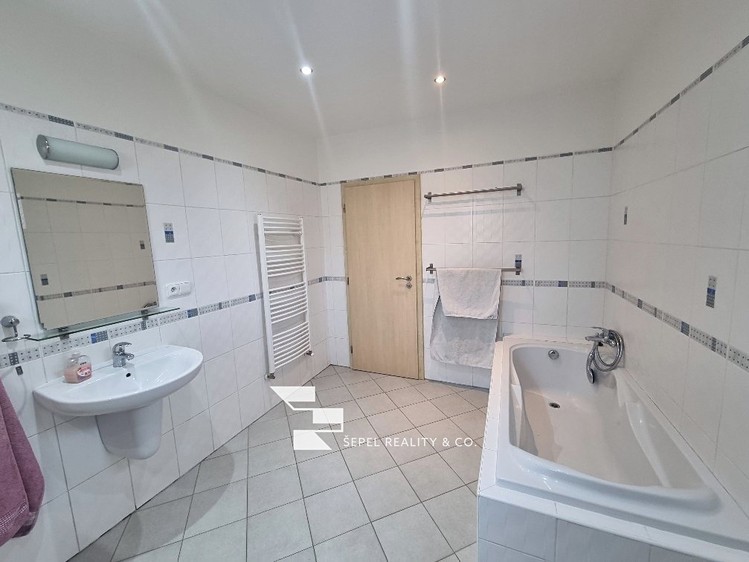 Pronájem rodinného domu 172 m², pozemek 395 m² - foto 3