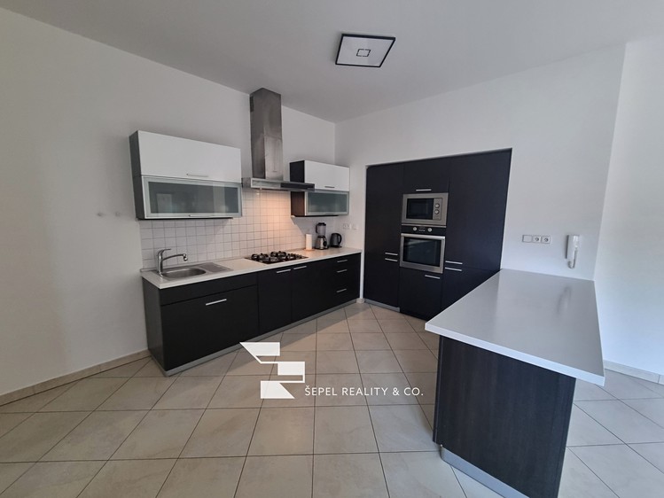 Pronájem rodinného domu 172 m², pozemek 395 m² - foto 1