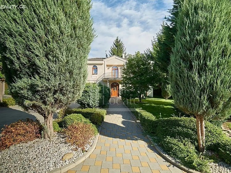 Pronájem vily 255 m², pozemek 780 m² - foto 1