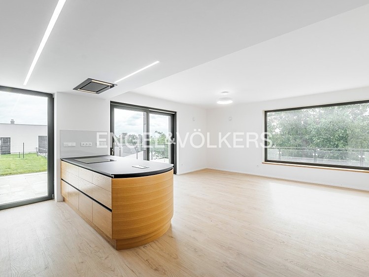 Pronájem rodinného domu 290 m², pozemek 500 m² - foto 1