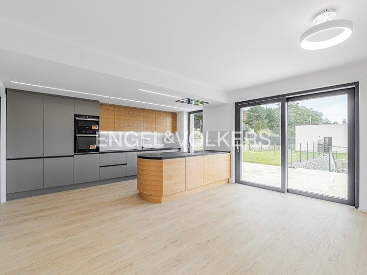 Pronájem rodinného domu 290 m², pozemek 500 m² - foto 2