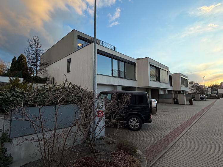 Pronájem rodinného domu 227 m², pozemek 380 m² - foto 2