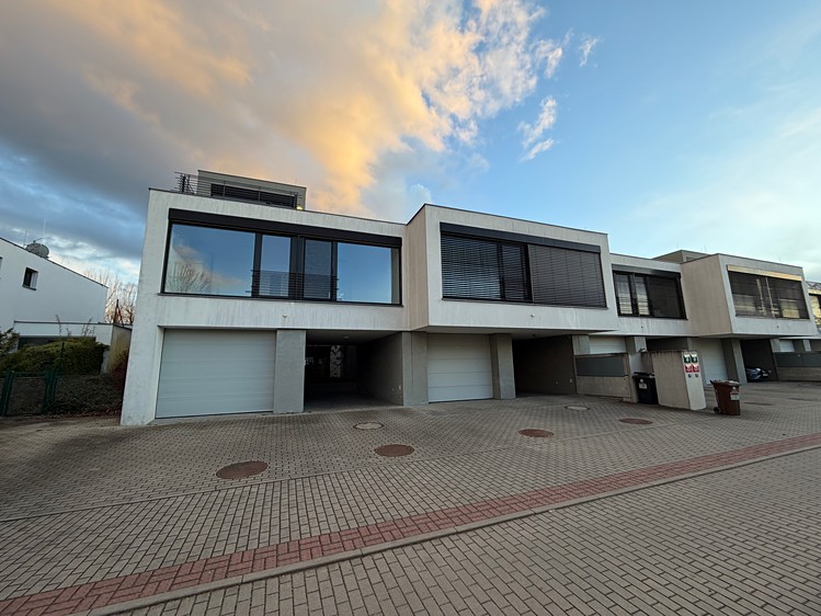 Pronájem rodinného domu 227 m², pozemek 380 m² - foto 1