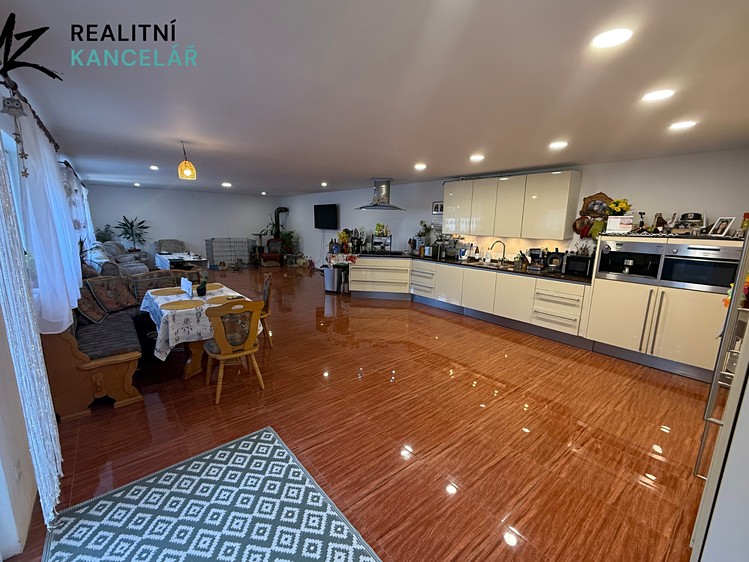 Pronájem rodinného domu 260 m², pozemek 502 m² - foto 1