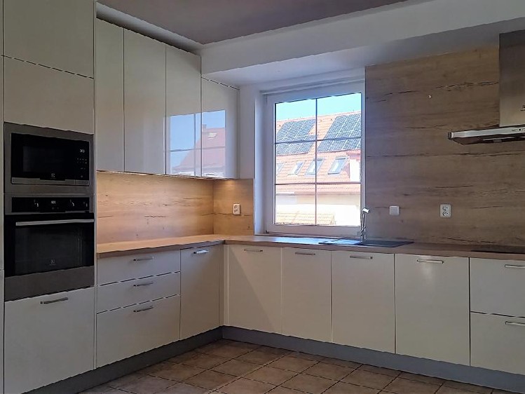 Pronájem rodinného domu 236 m², pozemek 350 m² - foto 2