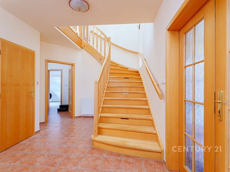 Pronájem  rodinného domu 290 m², pozemek 896 m² - foto 8