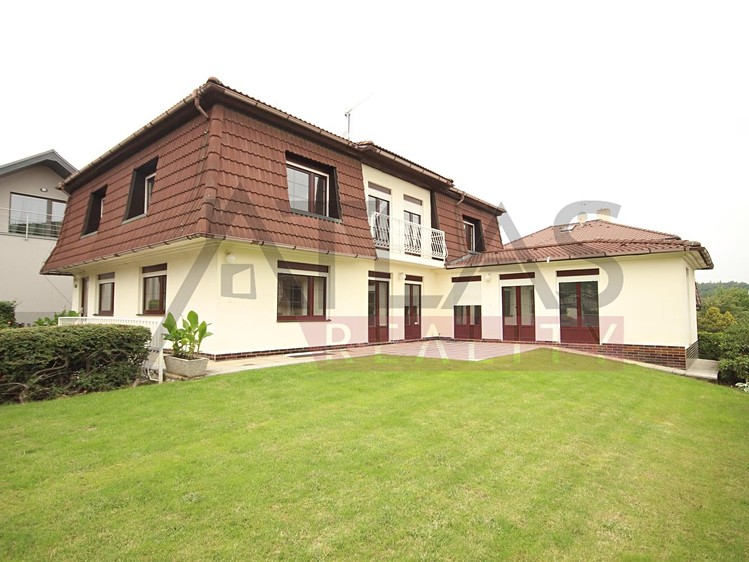 Pronájem rodinného domu 365 m², pozemek 650 m² - foto 1