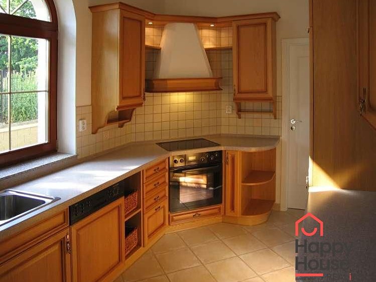 Pronájem  rodinného domu 243 m², pozemek 675 m² - foto 4