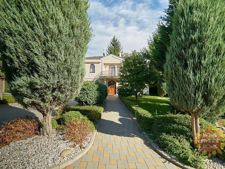 Pronájem vily 243 m², pozemek 380 m² - foto 1