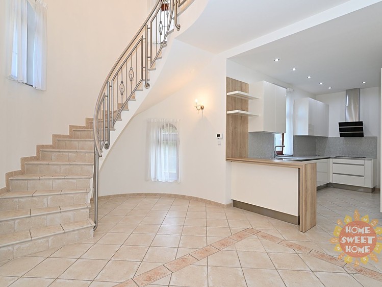 Pronájem vily 243 m², pozemek 380 m² - foto 5
