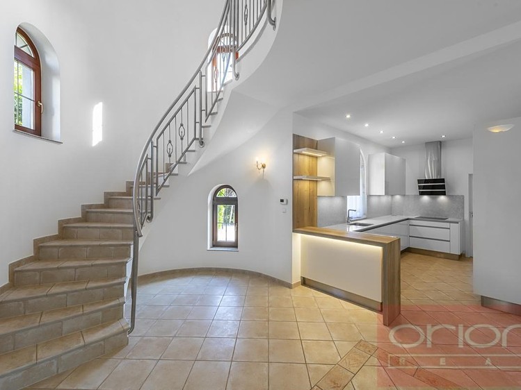 Pronájem rodinného domu 243 m², pozemek 328 m² - foto 1