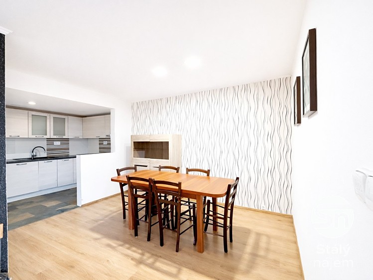 Pronájem rodinného domu 185 m², pozemek 640 m² - foto 2