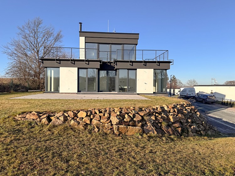 Pronájem rodinného domu 254 m², pozemek 717 m² - foto 1