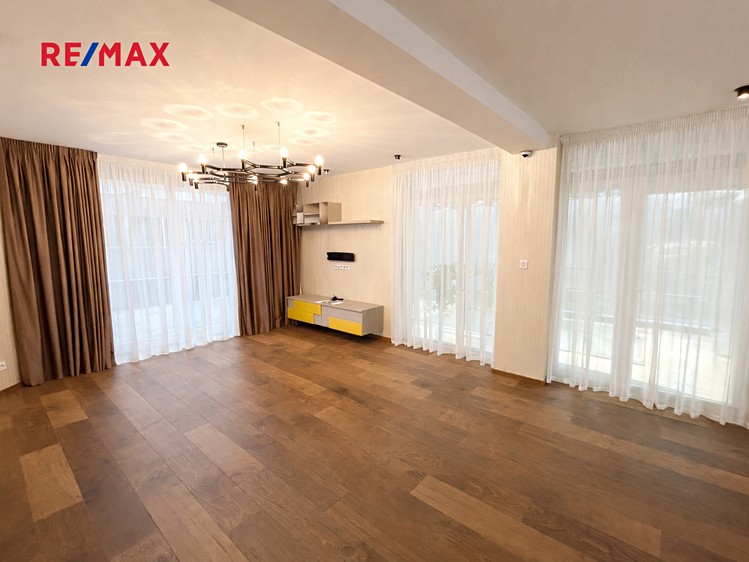 Pronájem rodinného domu 280 m², pozemek 2 762 m² - foto 2