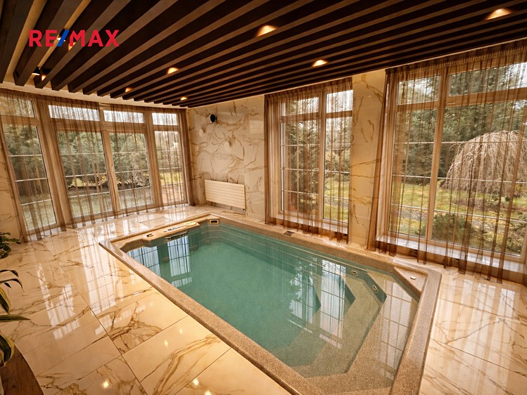 Pronájem rodinného domu 280 m², pozemek 2 762 m² - foto 1