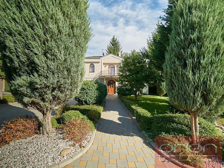 Pronájem rodinného domu 243 m², pozemek 328 m² - foto 1