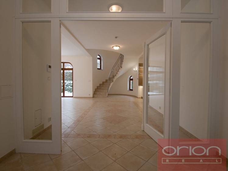 Pronájem rodinného domu 243 m², pozemek 328 m² - foto 7