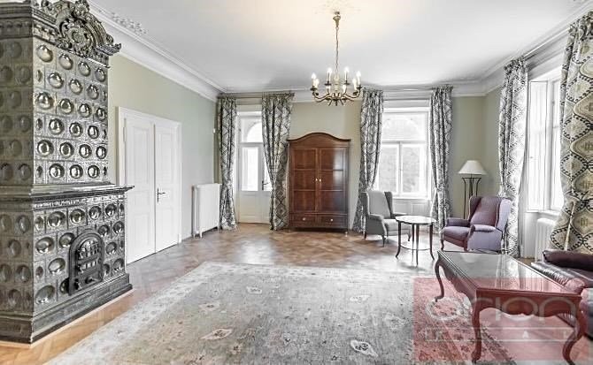 Pronájem rodinného domu 827 m², pozemek 8 770 m² - foto 1