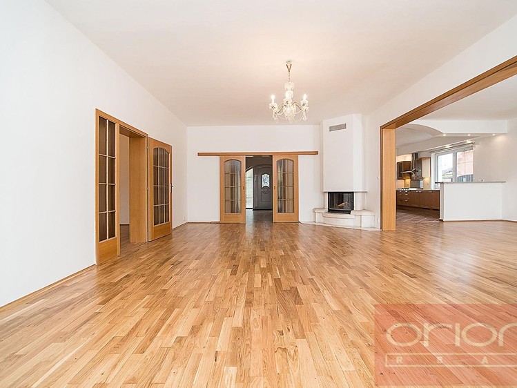 Pronájem rodinného domu 400 m², pozemek 950 m² - foto 1