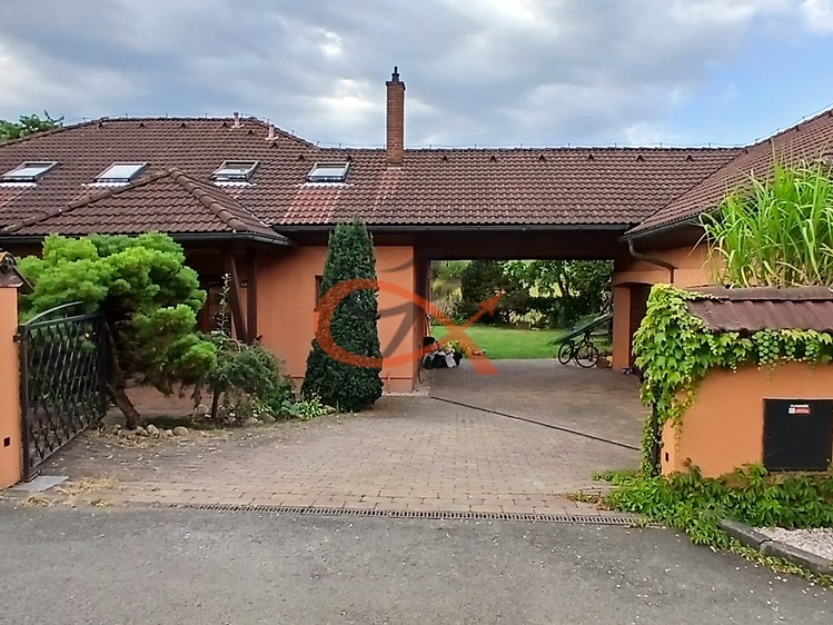Pronájem rodinného domu 300 m², pozemek 1 500 m² - foto 1