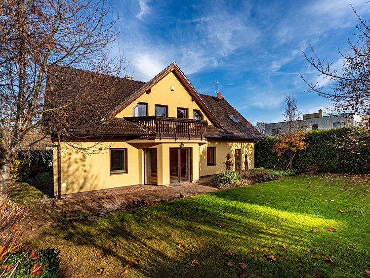 Pronájem rodinného domu 300 m², pozemek 713 m² - foto 2