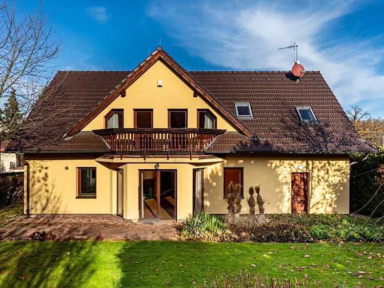 Pronájem rodinného domu 300 m², pozemek 713 m² - foto 1