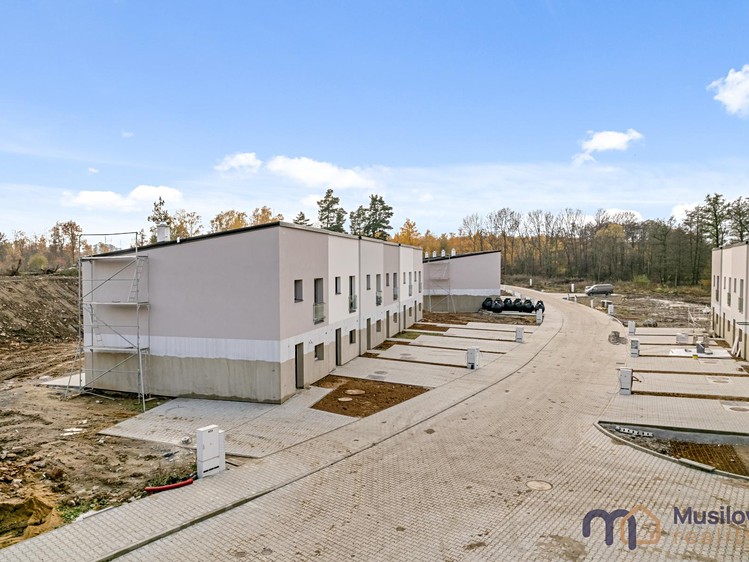 Pronájem rodinného domu 92 m², pozemek 300 m² - foto 1