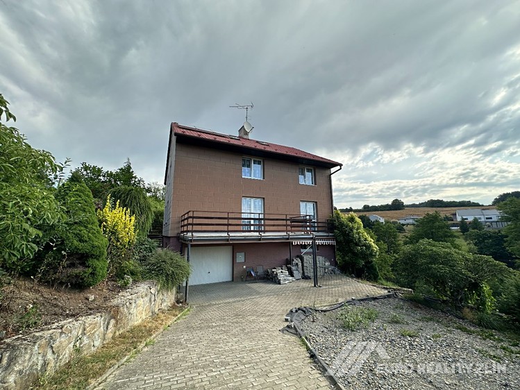 Pronájem rodinného domu 230 m², pozemek 684 m² - foto 1