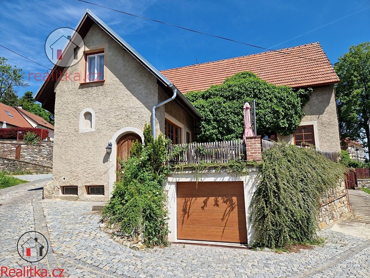 Pronájem rodinného domu 200 m², pozemek 147 m² - foto 1