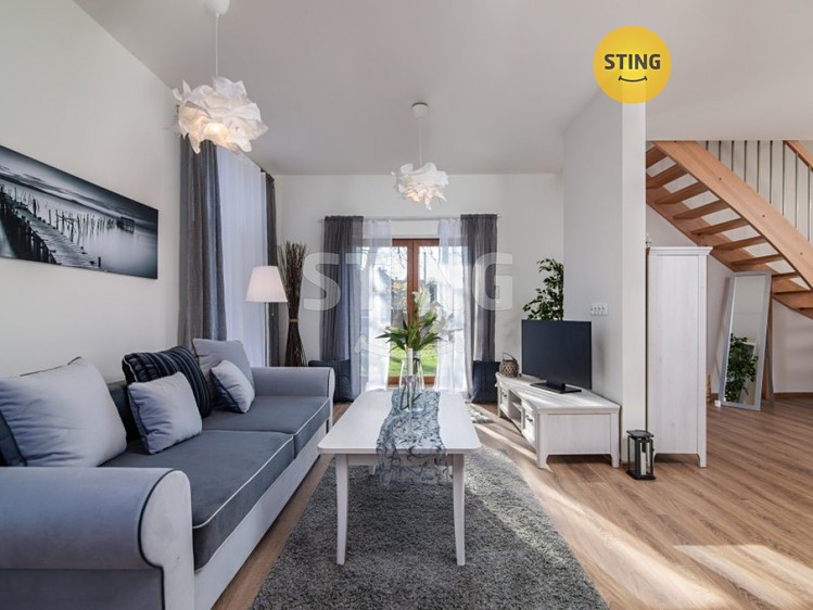 Pronájem rodinného domu 106 m², pozemek 855 m² - foto 1