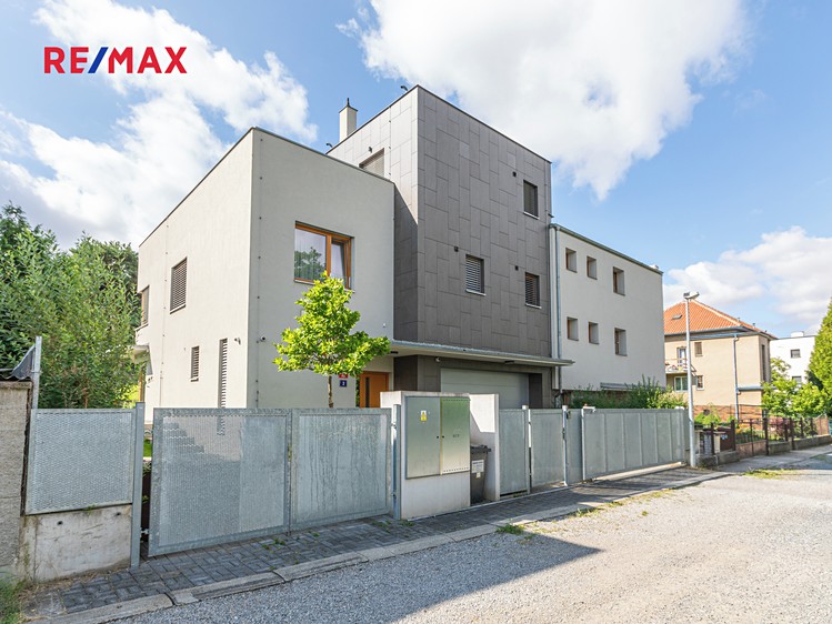 Pronájem vily 339 m², pozemek 629 m² - foto 1