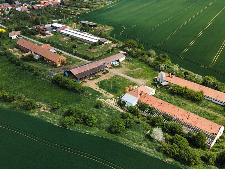 Pronájem zemědělské usedlosti 2 000 m², pozemek 20 000 m² - foto 1