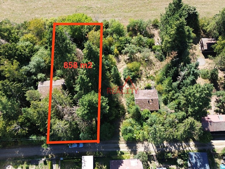 Prodej stavebního pozemku 858 m² - foto 1