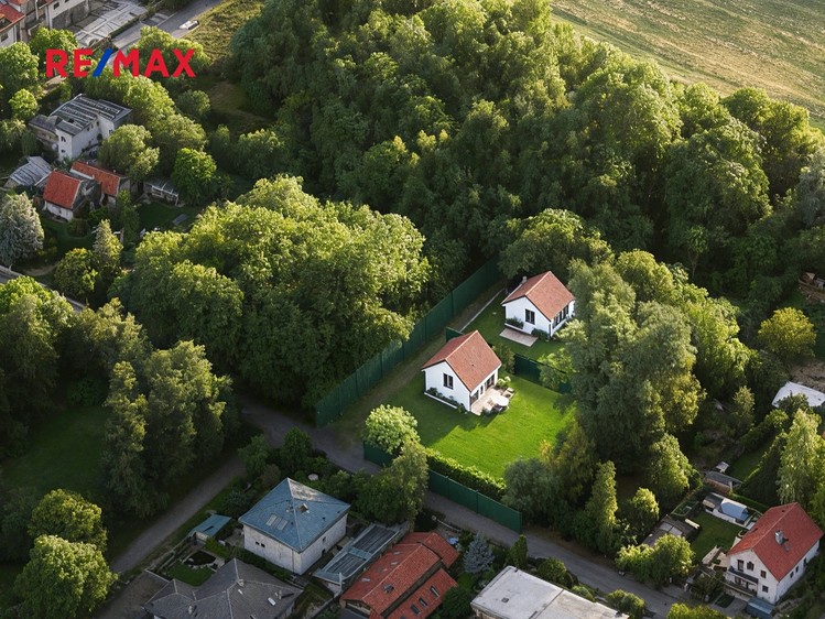 Prodej stavebního pozemku 1 678 m² - foto 2