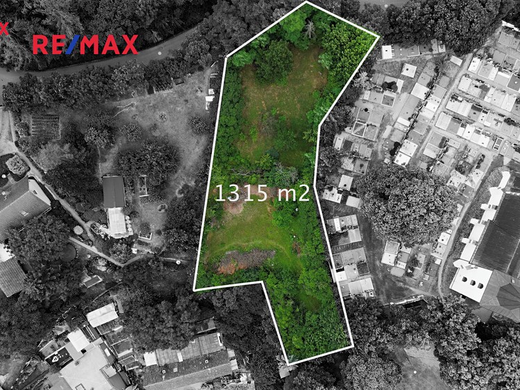 Prodej stavebního pozemku 1 315 m² - foto 1
