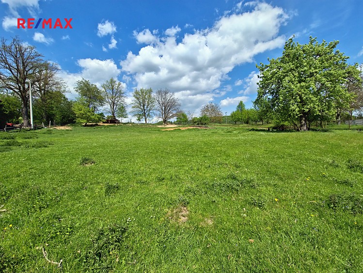 Prodej stavebního pozemku 1 384 m² - foto 1