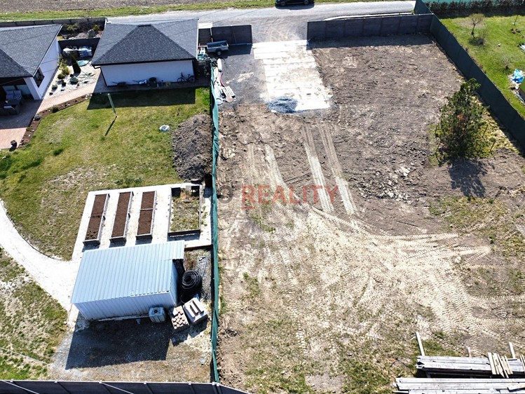 Prodej stavebního pozemku 1 045 m² - foto 1
