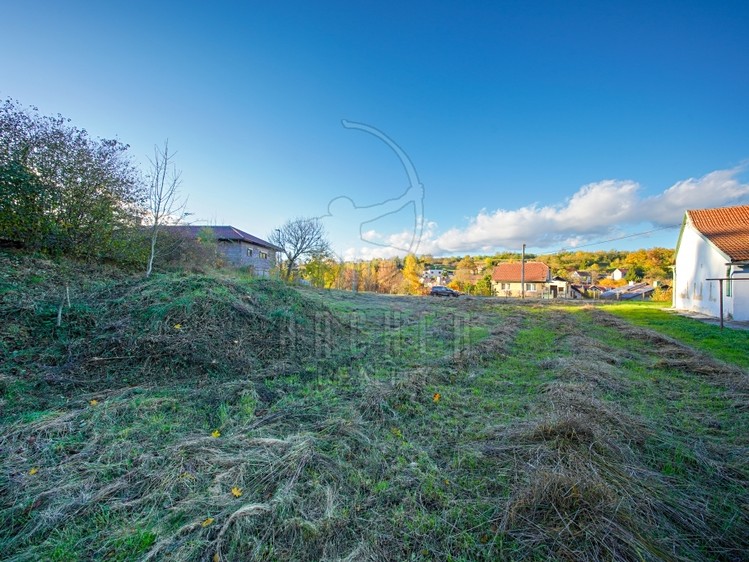 Prodej stavebního pozemku 1 110 m² - foto 1