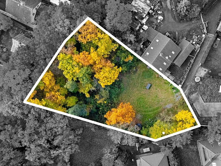 Prodej stavebního pozemku 2 016 m² - foto 1