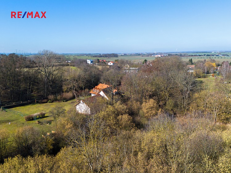 Prodej stavebního pozemku 1 872 m² - foto 1