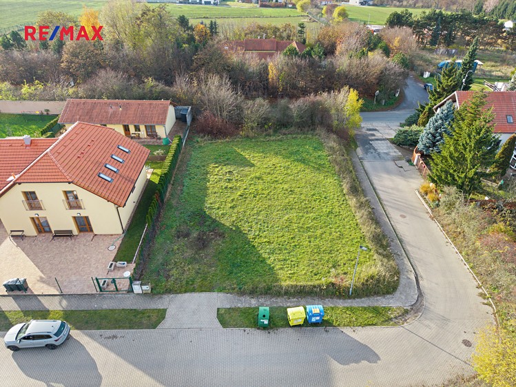 Prodej stavebního pozemku 967 m² - foto 1
