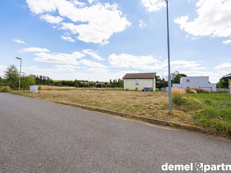 Prodej stavebního pozemku 640 m² - foto 1