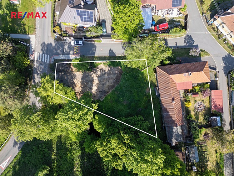 Prodej stavebního pozemku 800 m² - foto 1