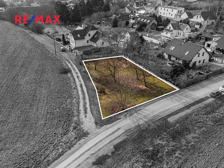Prodej stavebního pozemku 1 045 m² - foto 1