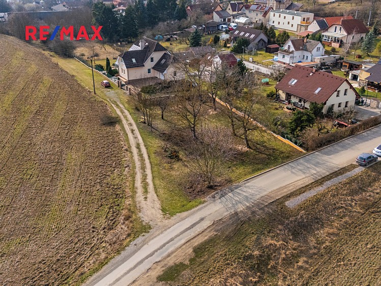 Prodej stavebního pozemku 1 045 m² - foto 2