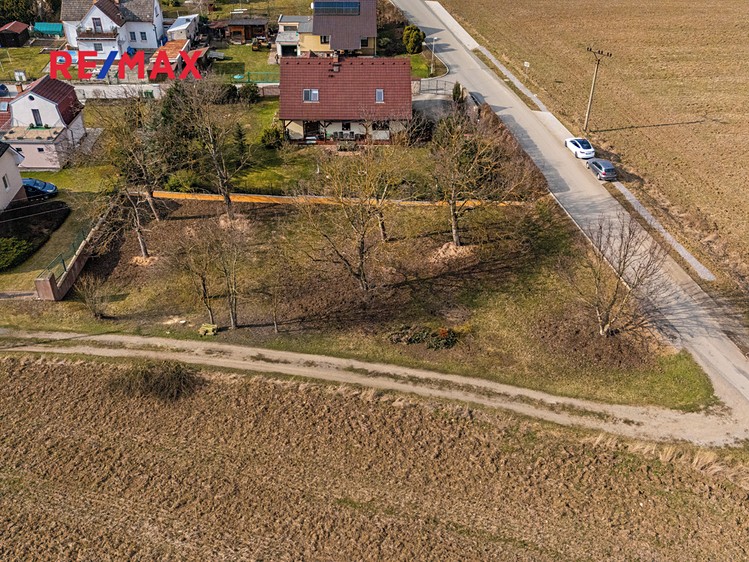 Prodej stavebního pozemku 1 045 m² - foto 5