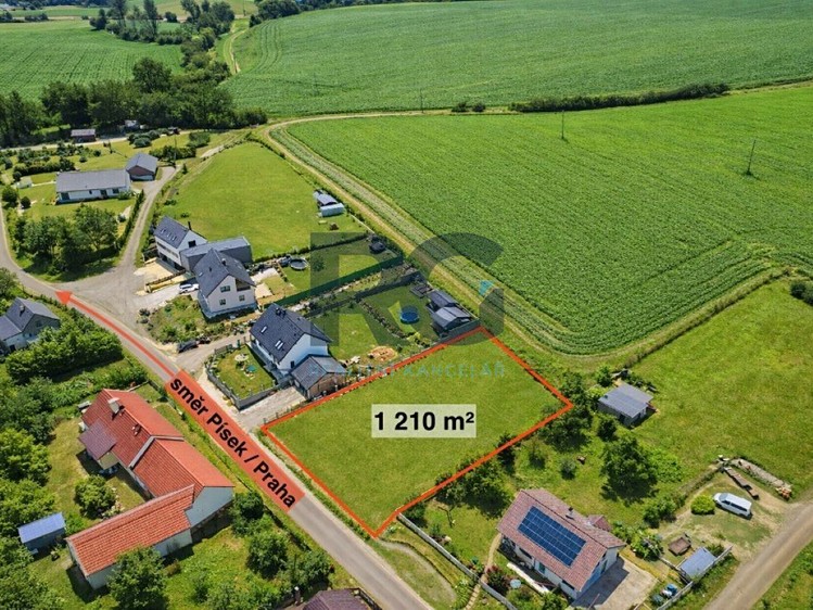 Prodej stavebního pozemku 1 210 m² - foto 1