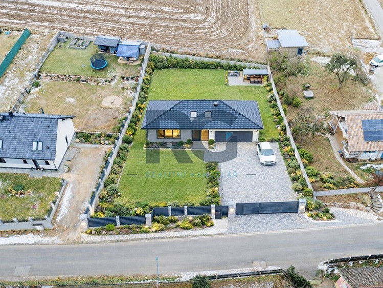 Prodej stavebního pozemku 1 210 m² - foto 2